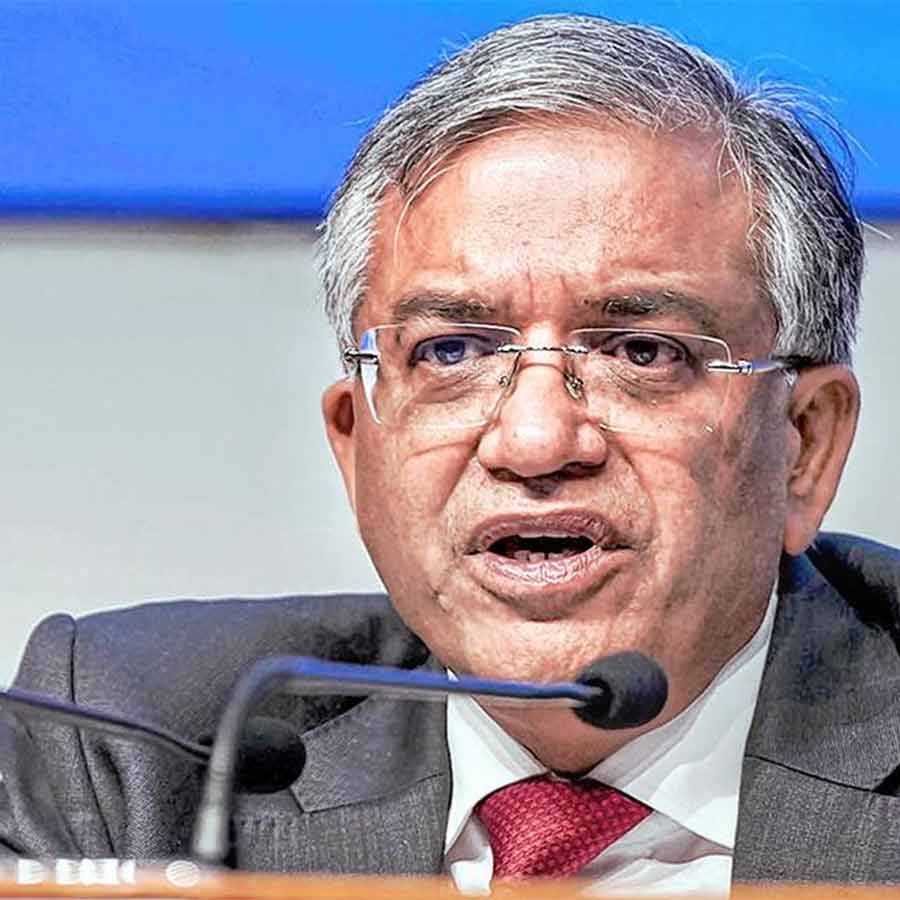 ব্যস্তসমস্ত: নয়াদিল্লিতে সাংবাদিক সম্মেলনে মুখ্য নির্বাচন কমিশনার জ্ঞানেশ কুমার।