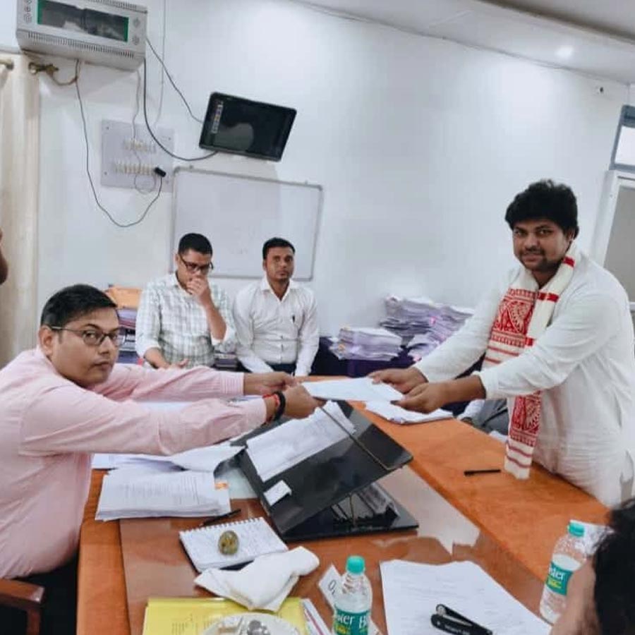 মনােনয়ন জমা দেওয়ার সময়ে সৈফ আলি খান।