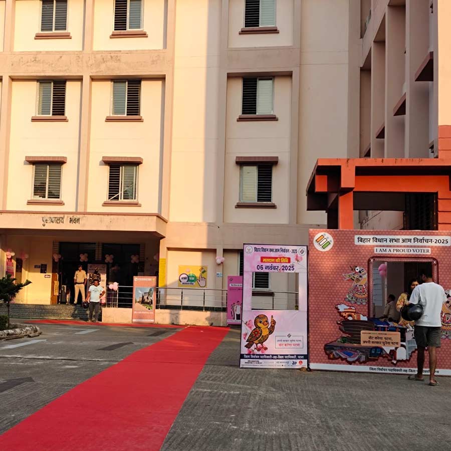 বিহার পশু বিজ্ঞান বিশ্ববিদ্যালয়ে ভোট-কেন্দ্র। এখানেই ভোট দেন লালুপ্রসাদ, রাবড়ী দেবী ও তেজস্বী যাদবেরা।