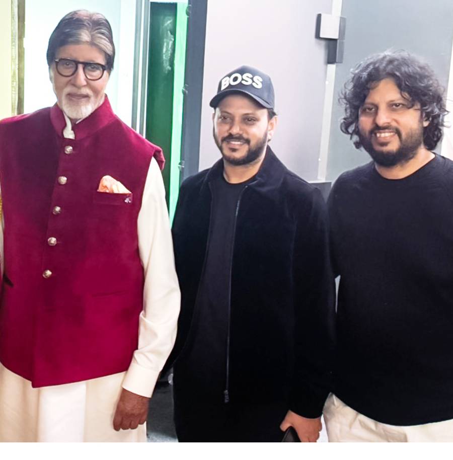 অমিতাভ বচ্চনের সঙ্গে পরিচালক আবু হায়াত মাহমুদ, চিত্রগ্রাহক অমিত রায়।