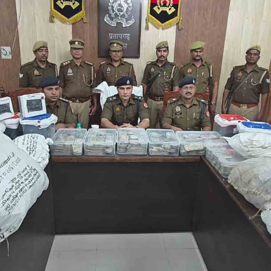 Huge amount of money recovered from a house of miscreants in UP dgtl