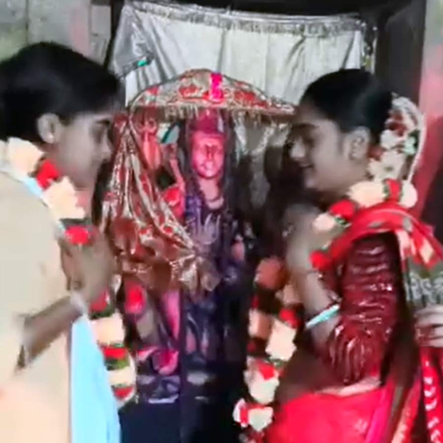 এর আগে বিহারের এক মন্দিরে বিয়ে করেছিলেন যুগল।