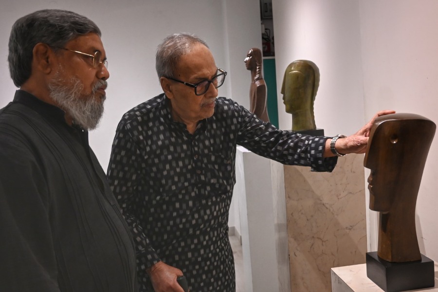 শিল্পীর সঙ্গে প্রদর্শনী ঘুরে দেখছেন শীর্ষেন্দু মুখোপাধ্যায়।