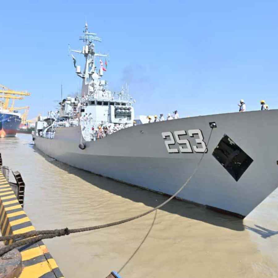 Pakistani Navy Ship PNS Saif arrives Bangladesh, Pakistani Navy Chief meets Bangladeshi counterpart dgtl