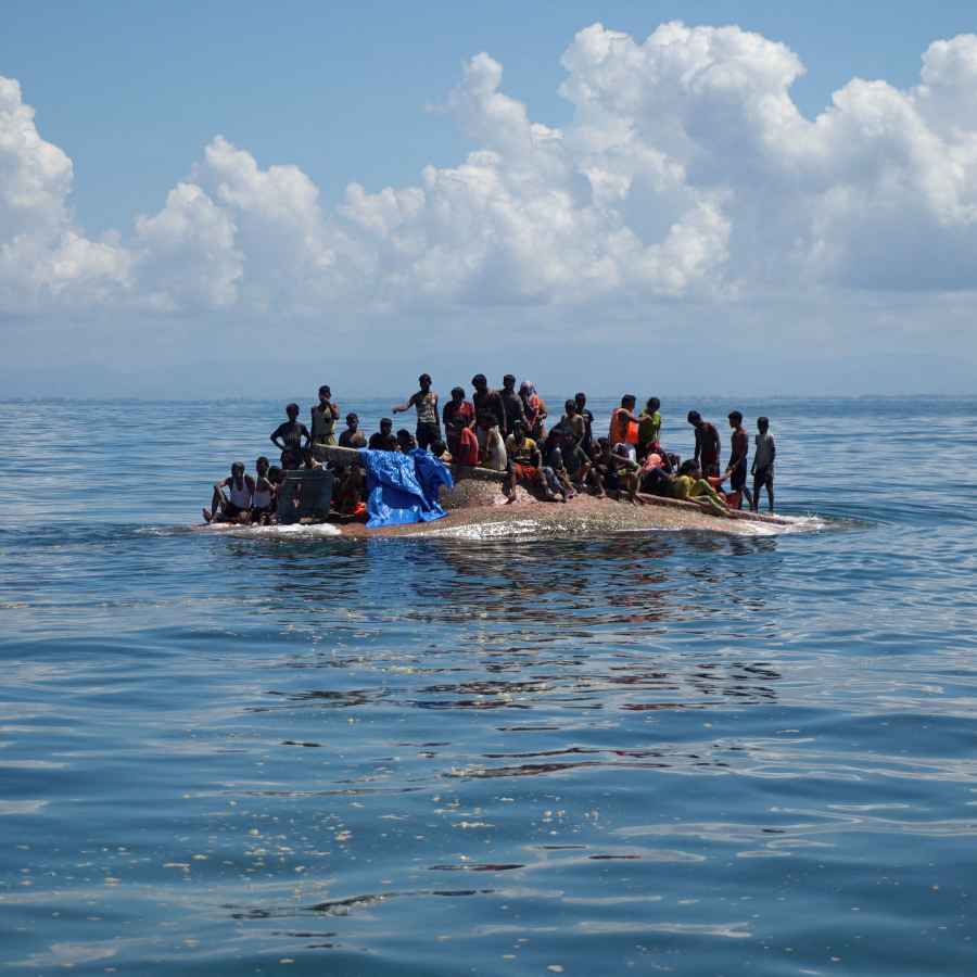 Boat carrying Rohingyas sunk near Malaysia coast, several dies dgtl