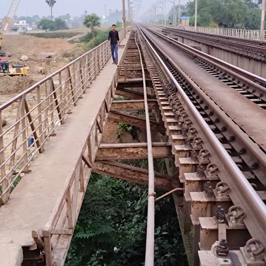 রফিগঞ্জের ধাওয়া সেতু। তেইশ বছর আগে রাজধানী এক্সপ্রেস দুর্ঘটনায় পড়েছিল যেখানে। পাশে চলছে নতুন লাইন পাতার কাজ।