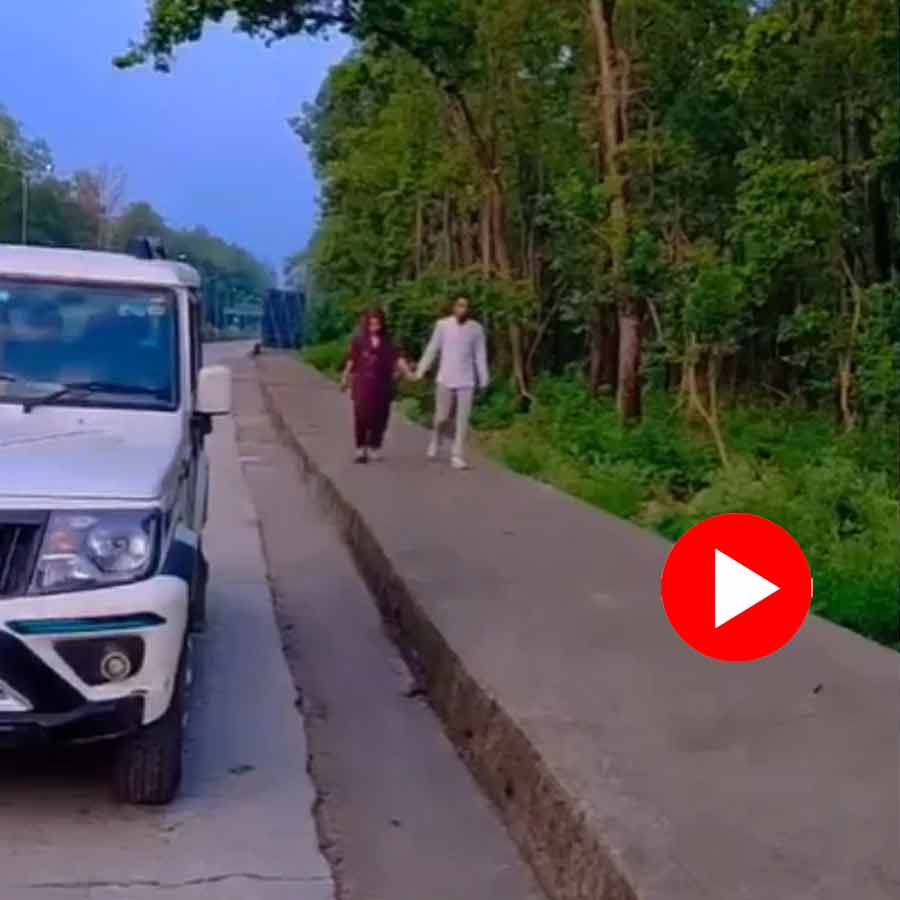 Viral Video Unfolds: Husband\\\\\\\\\\\\\\\'s Life Cut Short in Uttar Pradesh Love Triangle