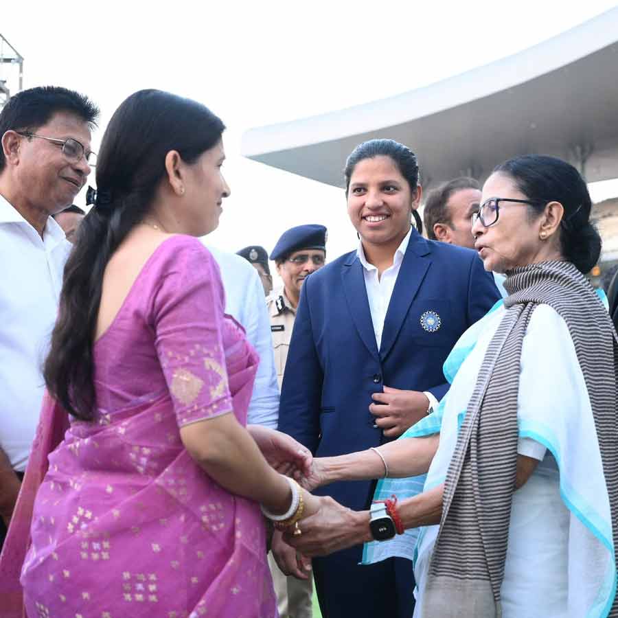 গত শনিবার ইডেন গার্ডেন্সে রিচা ঘোষ এবং তাঁর পরিবারের সঙ্গে সাক্ষাৎ মমতা বন্দ্যোপাধ্যায়ের।