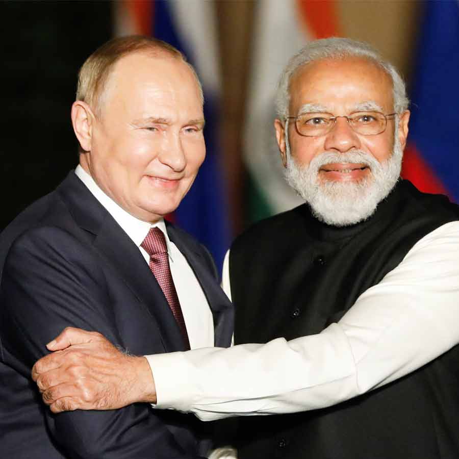 (বাঁ দিকে) রাশিয়ার প্রেসিডেন্ট ভ্লাদিমির পুতিন এবং ভারতের প্রধানমন্ত্রী নরেন্দ্র মোদী (ডান দিকে)।