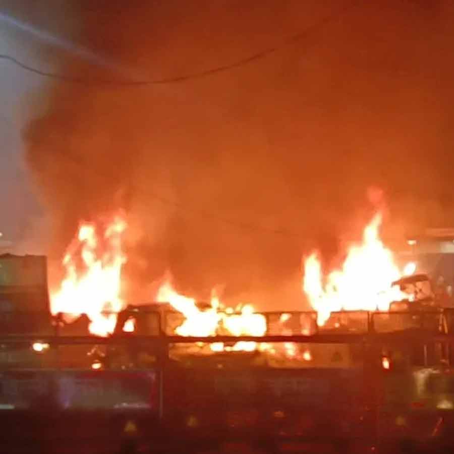 লালকেল্লার অদূরে গাড়িতে বিস্ফোরণ।