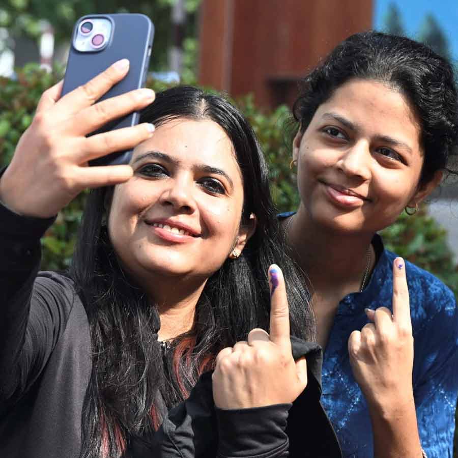 বিহারের ভোটার। মঙ্গলবার সকাল থেকে শুরু হয়েছে দ্বিতীয় দফার ভোটগ্রহণ।