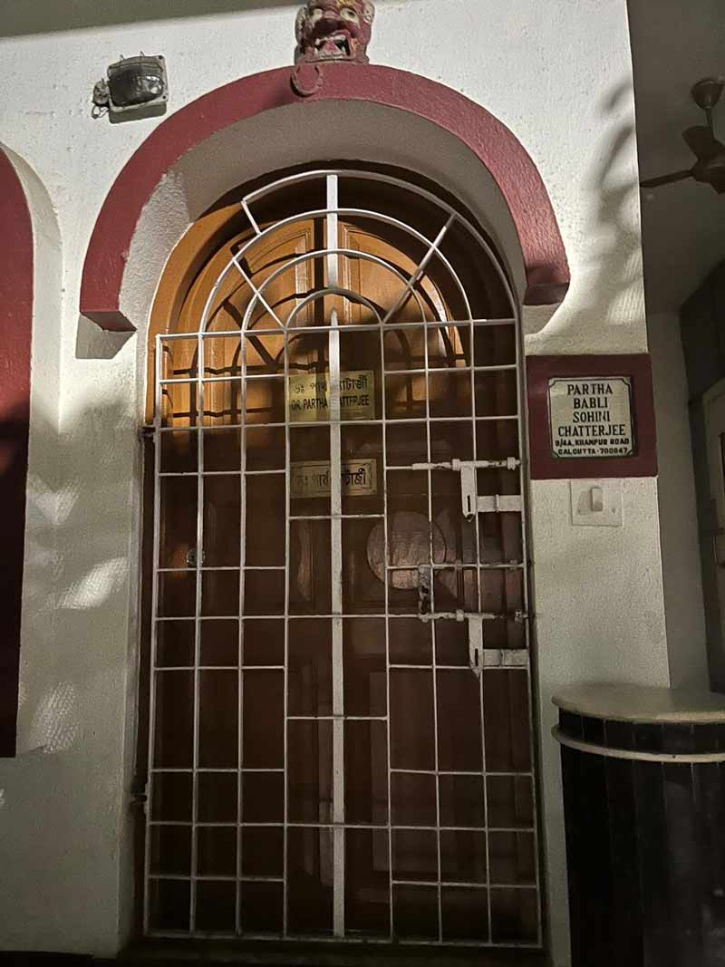 পার্থ চট্টোপাধ্যায়ের বাড়ির সদর দরজা খোলার অপেক্ষায়।