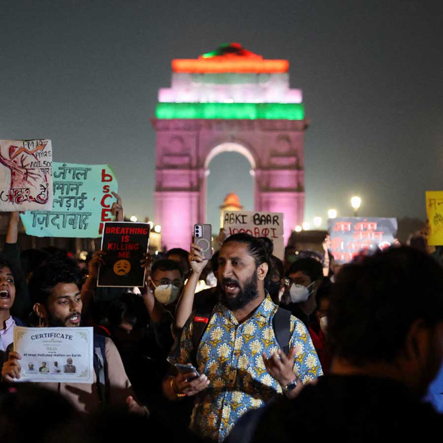 Peple protest at India Gate over rising air pollution in Delhi dgtl