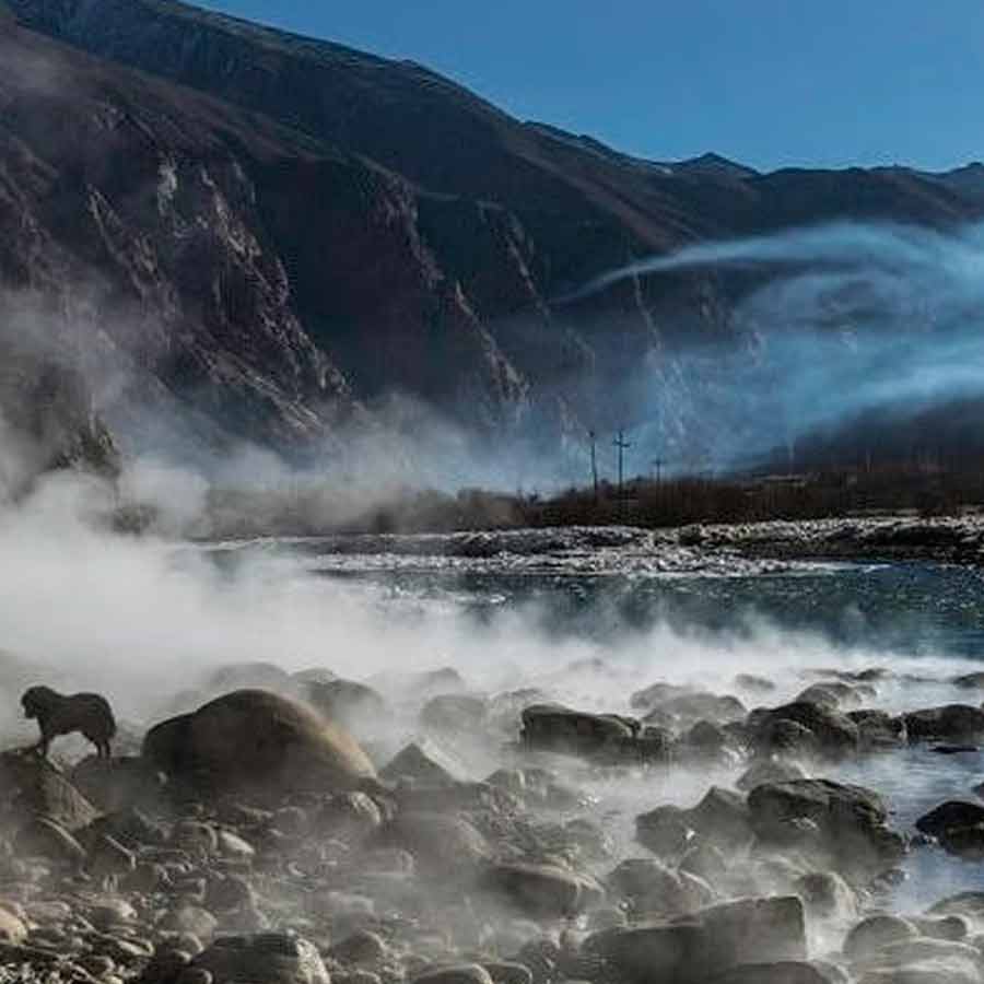 ইয়ুমথাং -এও রয়েছে উষ্ণ প্রস্রবন।