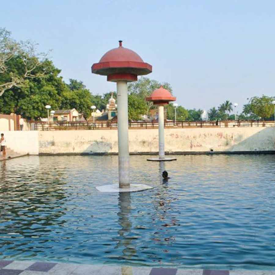 বক্রেশ্বরের উষ্ণ প্রস্রবনে রয়েছে স্নানের ব্যবস্থাও।