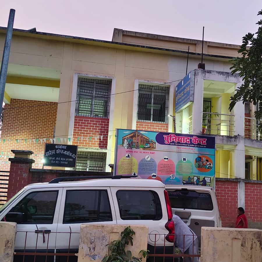 দ্বিতীয় দফার জন্য তৈরি ভোট-কেন্দ্র। জহানাবাদে।