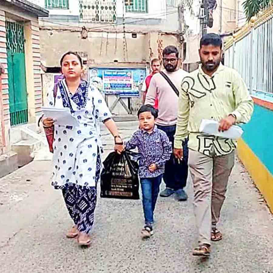 সঙ্গী: বিএলও পারমিতা হালদারের সঙ্গে তাঁর ছেলে প্রিয়াংশু।