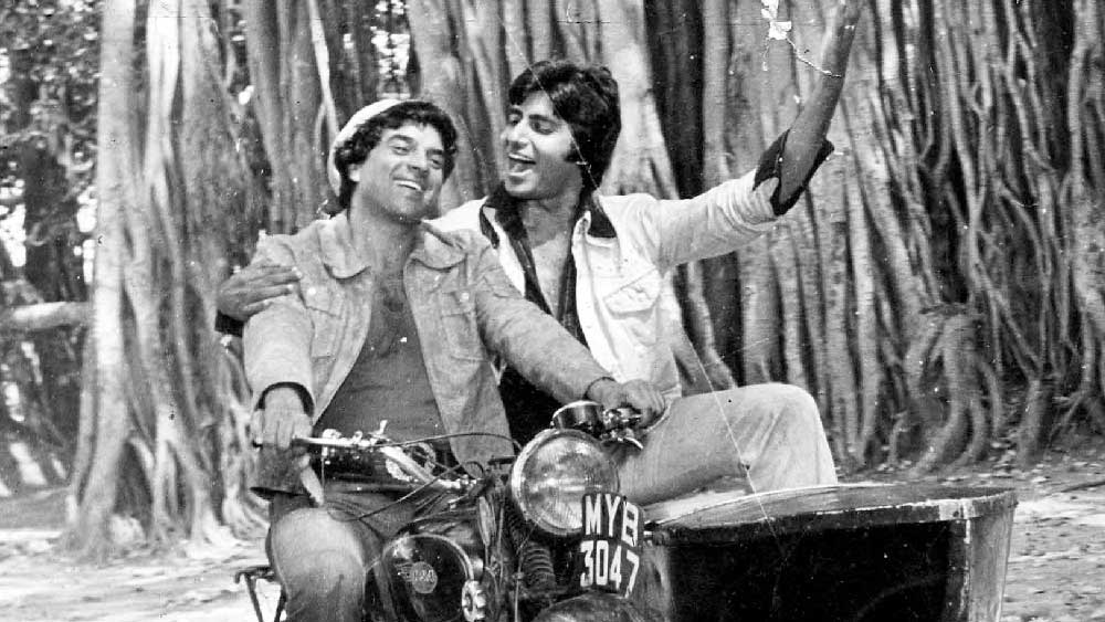 ভারতীয় সিনেমার মোড় ঘোরানো ছবি ‘শোলে’। অমিতাভ বচ্চনের (ডান দিকে) সঙ্গে সেই কালজয়ী দৃশ্যে।