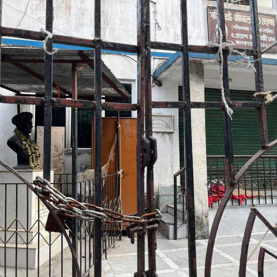 সপ্তাহের প্রথম কাজের দিন বেলা ৩টে। তালা ঝুলছে বঙ্কিমচন্দ্র চট্টোপাধ্যায়ের বাড়িতে তৈরি হওয়া তাঁরই নামাঙ্কিত গ্রন্থাগারে।