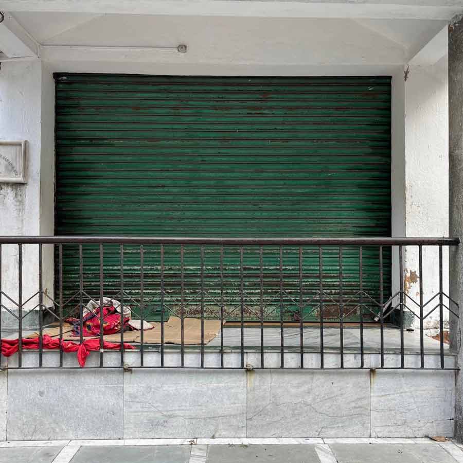 বেআইনি ভাবে এই বাড়িতে থাকতে শুরু করেছেন কয়েক জন। বাড়িটির বারান্দায় আধ-গোটানো বিছানা তারই সাক্ষ‍্য বহন করছে।