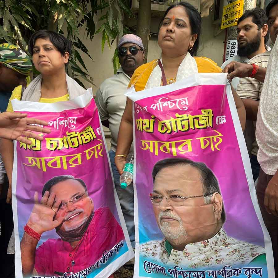 কিছু ক্ষণ পরেই বাড়ির উদ্দেশে রওনা দেবেন পার্থ চট্টোপাধ্যায়। তার আগে হাসপাতালের সামনে অনুগামীদের ভিড়। সোমবার দুপুরে।