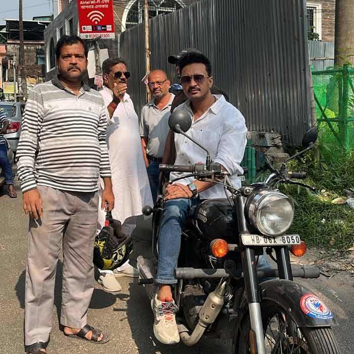 নাকতলা থেকে বাইক নিয়ে পার্থকে আনতে গেলেন অনুগামীরা। 