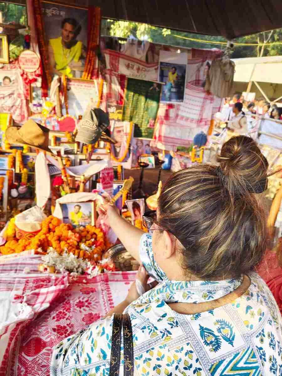 জ়ুবিন গার্গের সমাধিক্ষেত্রে জোজো মুখোপাধ্যায়।