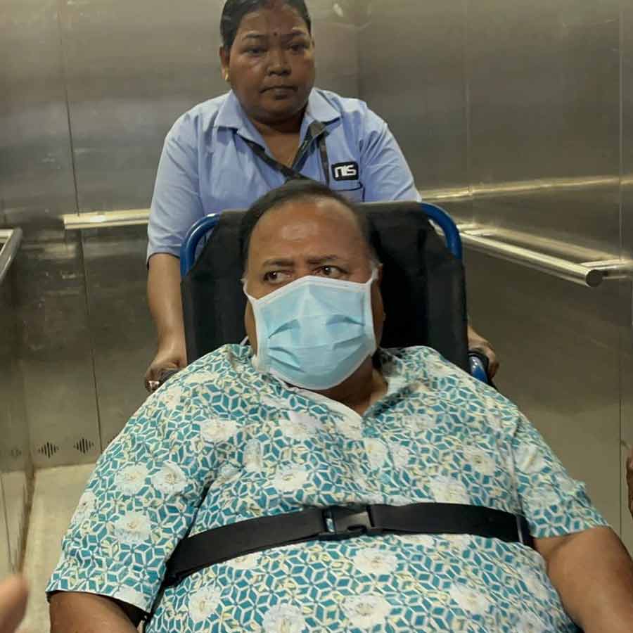 হাসপাতাল থেকে বেরোচ্ছেন পার্থ চট্টোপাধ্যায়।