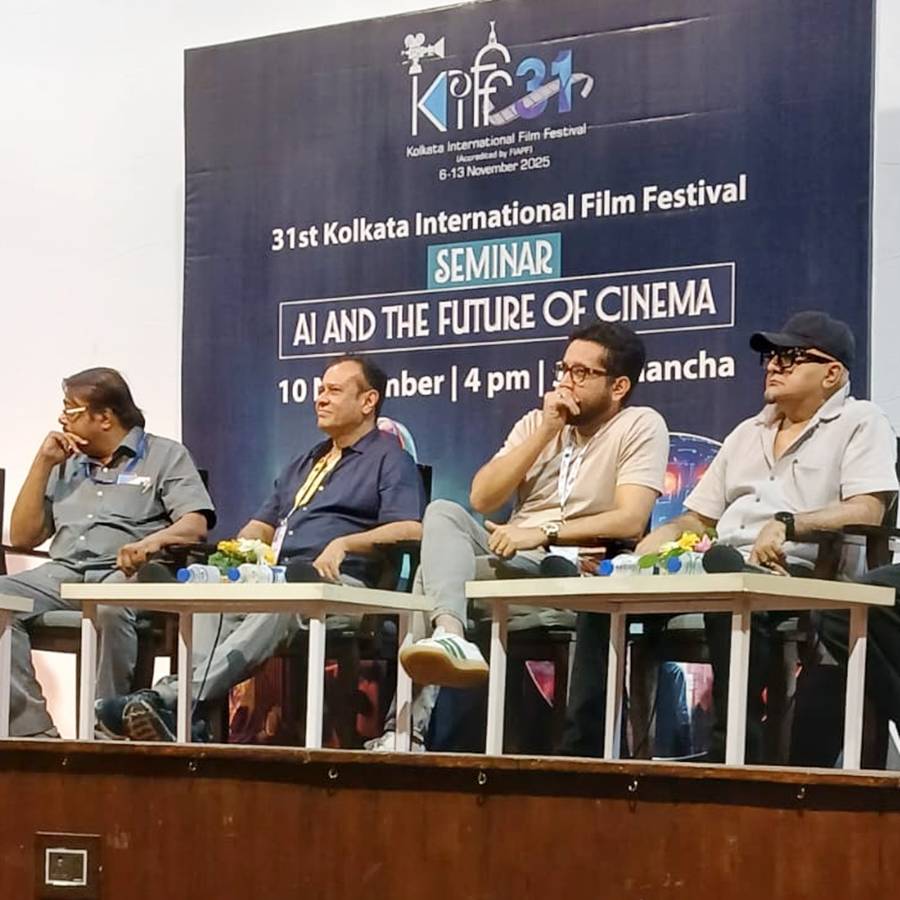 আলোচনায় অশোক বিশ্বনাথন, বেদব্রত পাইন, পরমব্রত চট্টোপাধ্যায়, রবিরঞ্জন মৈত্র।