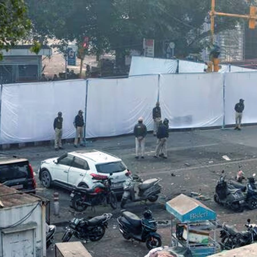 Delhi Blast investigation continues when Anandabazar dot com visits the site of explosion in front of Red Fort dgtl