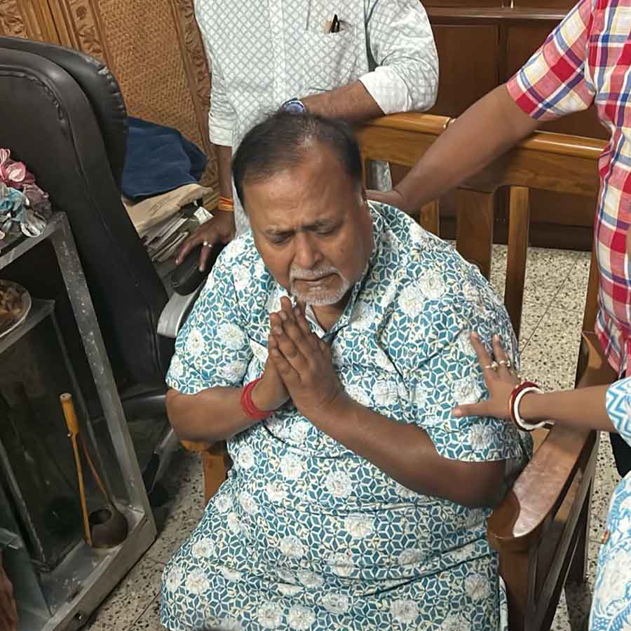 Partha Chatterjee returns to home after getting bail from recruitment case dgtl