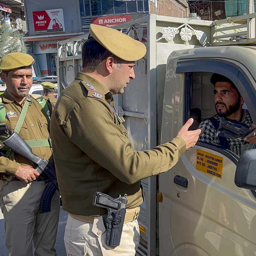 জম্মু ও কাশ্মীরের ডোডা জেলায় মঙ্গলবার গাড়ি থামিয়ে জিজ্ঞাসাবাদ করছে পুলিশ।