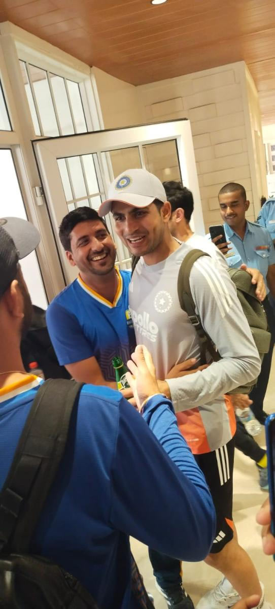 চমক: বন্ধুর সঙ্গে ইডেনে দেখা শুভমনের।