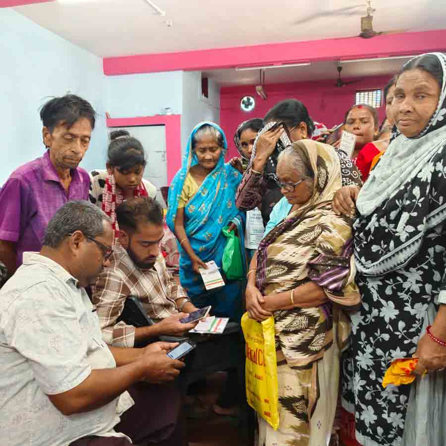 Municipality workers having trouble  with state government's aged allowance at Suri