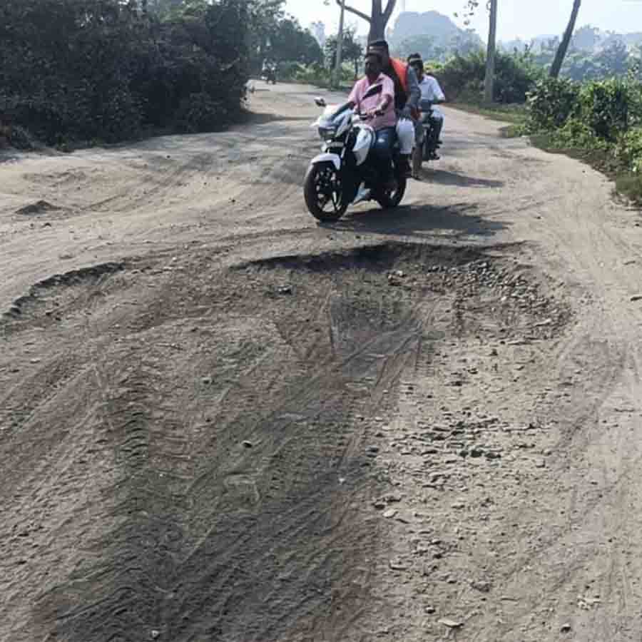Poor condition of NH14 at Asansol, BJP leader Agnimitra Paul staged protest