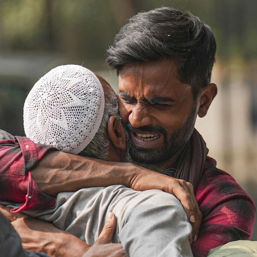 দিল্লির বিস্ফোরণ কেড়েছে প্রিয়জনের প্রাণ। দেহ নিতে এসে হাহাকার। মঙ্গলবার নয়াদিল্লির মৌলানা আজ়াদ মেডিক্যাল কলেজ মর্গের বাইরে।