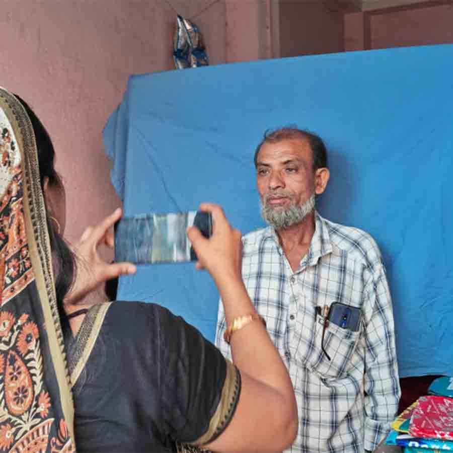 Queue at Cyber Cafe for SIR at Bhangar
