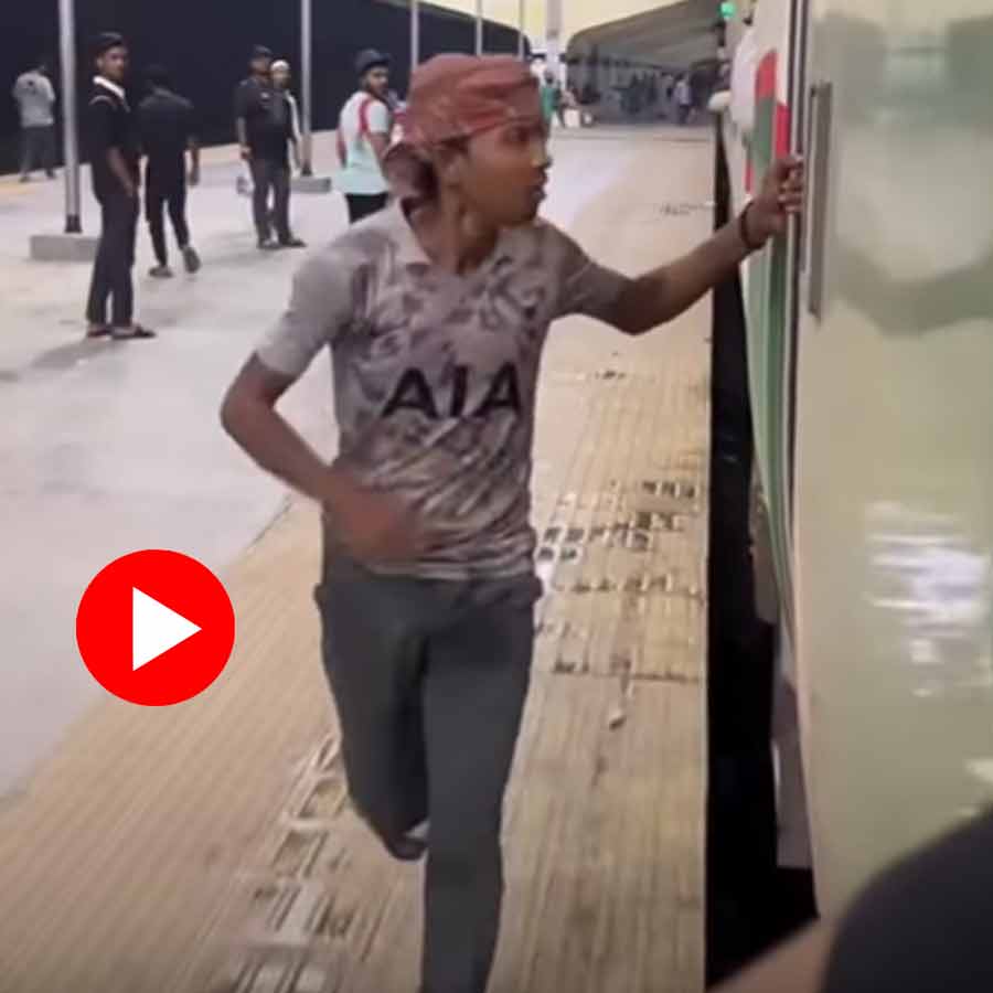Video of young vendor running after moving train as passenger refused to pay goes viral dgtl