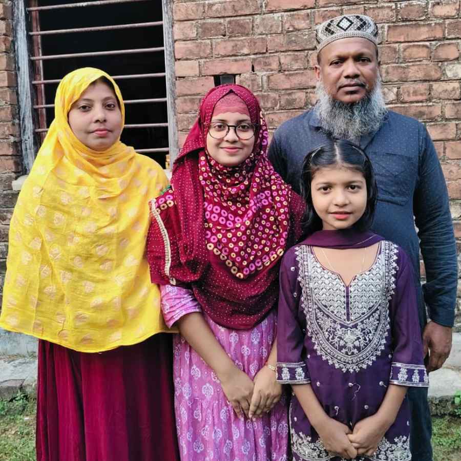পরিবারের সঙ্গে আফরিন মণ্ডল।