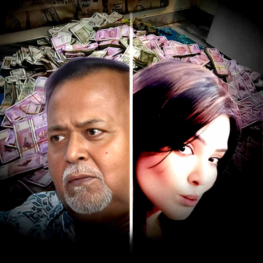 (বাঁ দিকে) পার্থ চট্টোপাধ্যায়। তাঁর বান্ধবী অর্পিতা মুখোপাধ্যায় (ডান দিকে)।