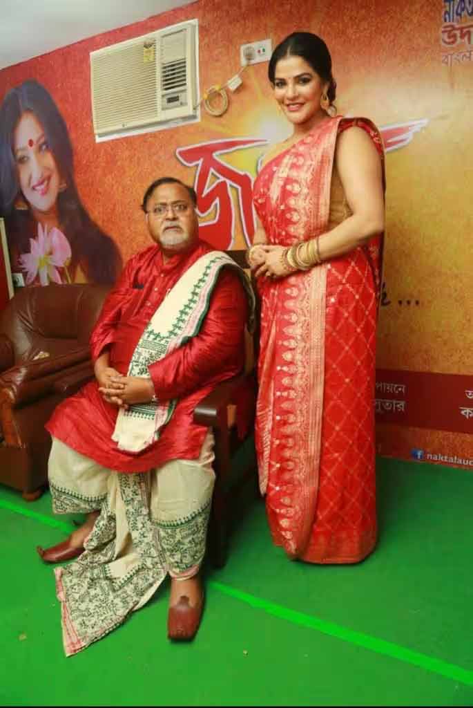 বান্ধবী অর্পিতা মুখোপাধ্যায়ের সঙ্গে পার্থ চট্টোপাধ্যায়।