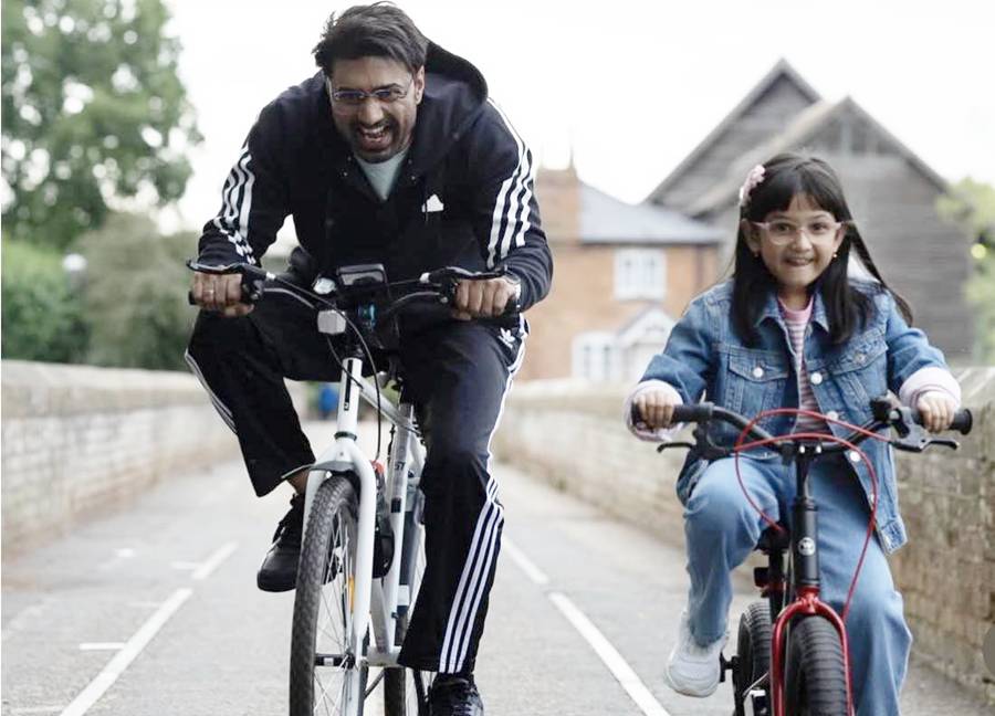 সমানতালে সাইকেলে দেব আর অনুমেঘা।