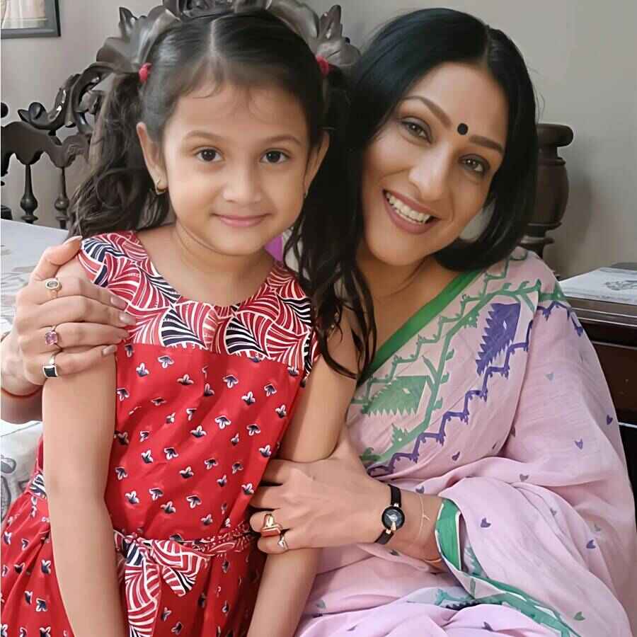 অনুমেঘা আর ঋতুপর্ণা সেনগুপ্ত।