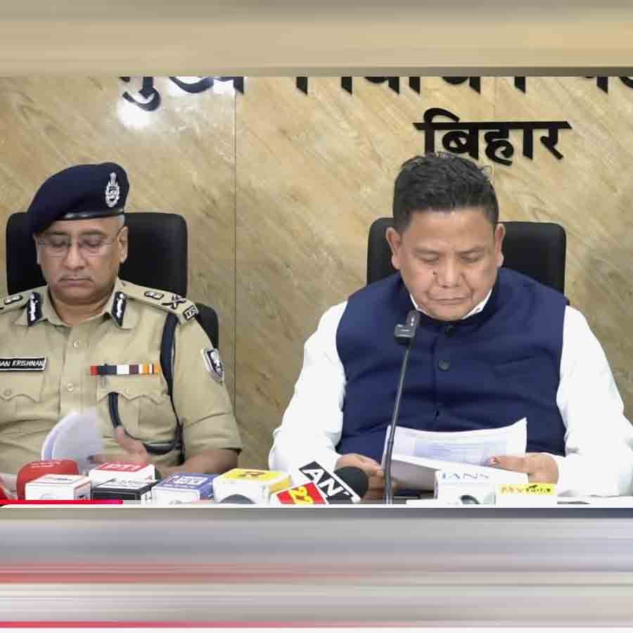 বিহারের মুখ্য নির্বাচনী আধিকারিক (সিইও) বিনোদ সিংহ গুঞ্জিয়াল ও পুলিশের ‘নোডাল’ আধিকারিক কুন্দন কৃষ্ণন।