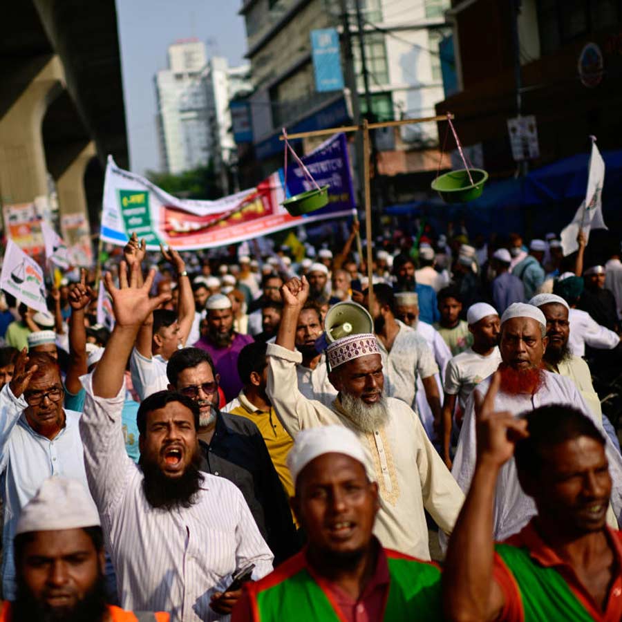 জামায়াতে ইসলামী ও তাদের সহযোগী সাত রাজনৈতিক দলের সমর্থকদের মিছিল ঢাকায়।