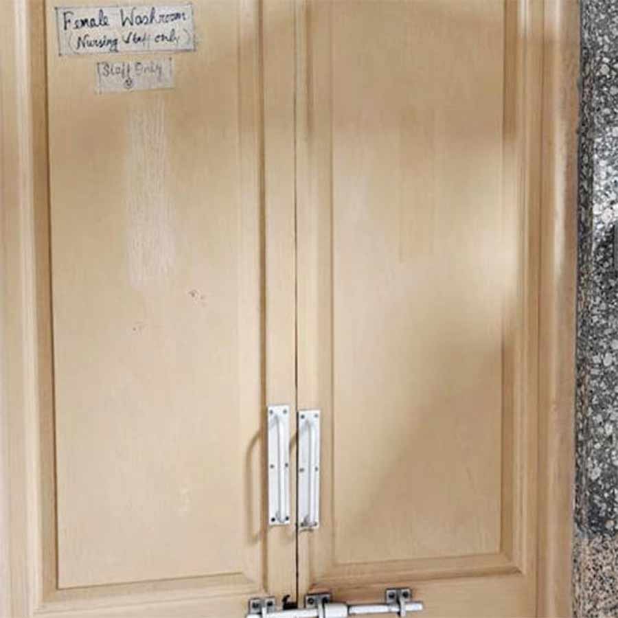 পিজির ট্রমা কেয়ার বিল্ডিংয়ের এই শৌচাগারেই ধর্ষণের অভিযোগ উঠেছিল। অথচ, সেই জায়গা পর্যন্ত পৌঁছতে কোনও বাধাই পেরোতে হল না।