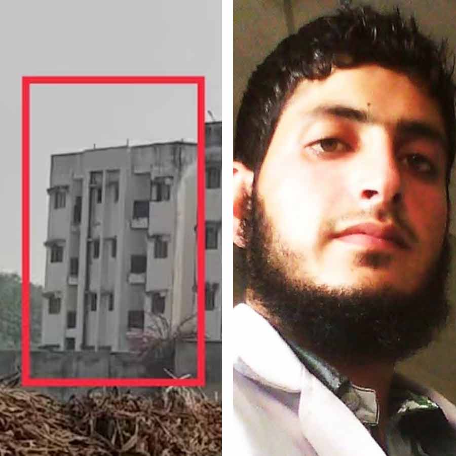 (বাঁ দিকে) ছাত্রাবাসের এই বিল্ডিংয়েই ছিল মুজ়াম্মিলের ঘর। ধৃত মুজ়াম্মিল (ডান দিকে)