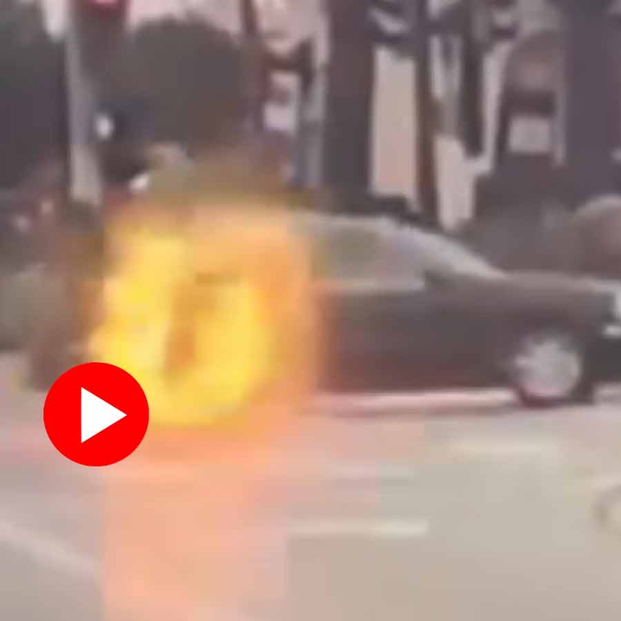Video shows cyclist hit car, what happens next make netizen shocked