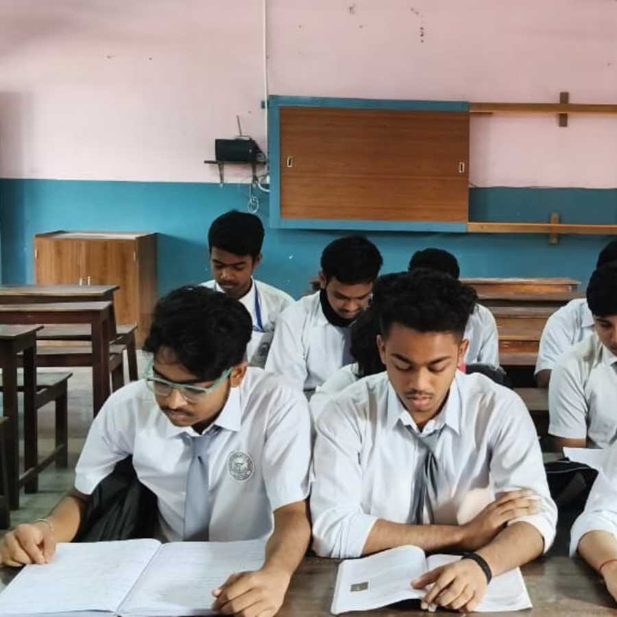 শ্রেণিকক্ষের দেওয়ালের রং গোলাপি।