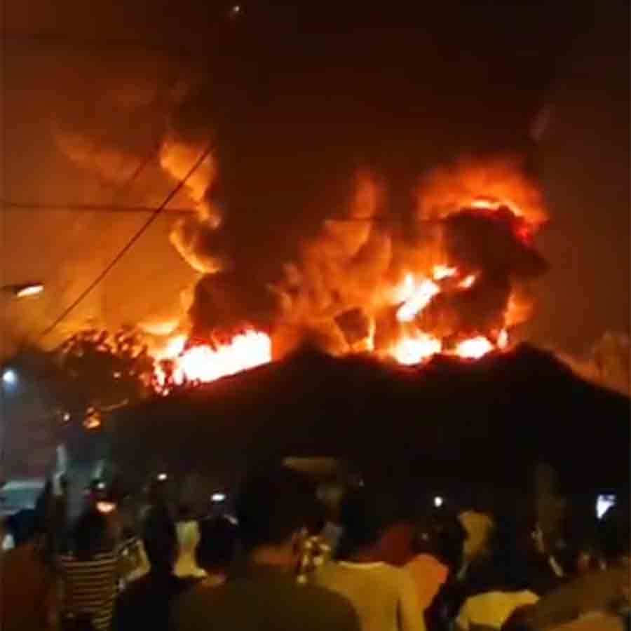 হাঁসখালি পোলের কাছে স্পঞ্জ কারখানায় আগুন।